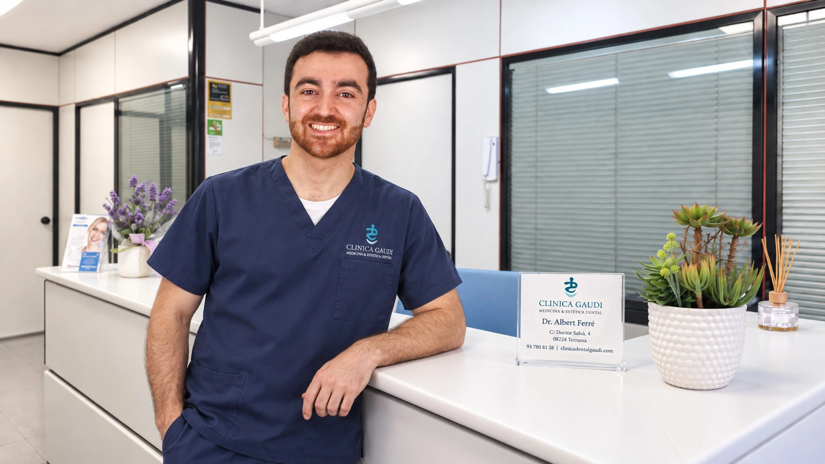 Dr. Albert Ferré en la recepción de Clínica Dental Gaudí, en Terrassa.